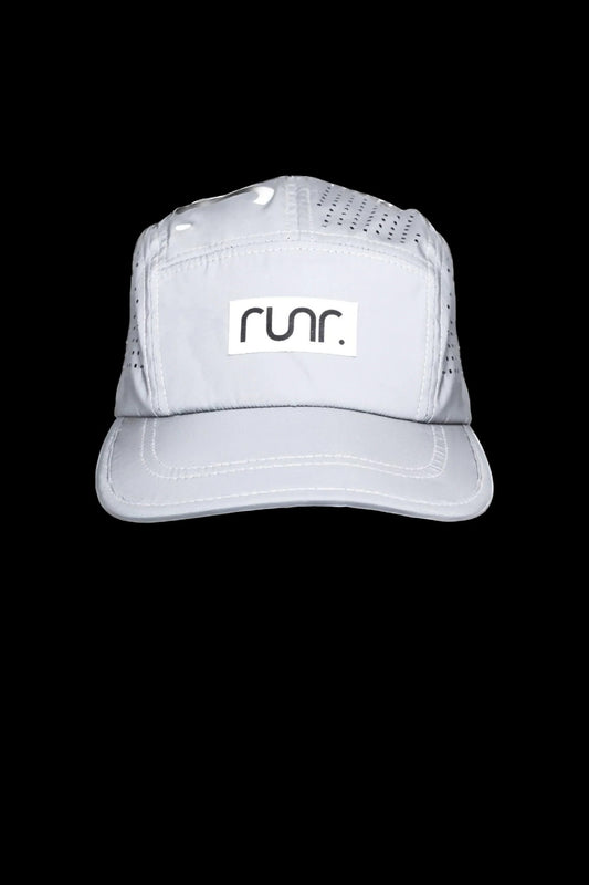 RUNR LUMOS REFLECTIVE TECHICAL RUNNING HAT - SLIVER